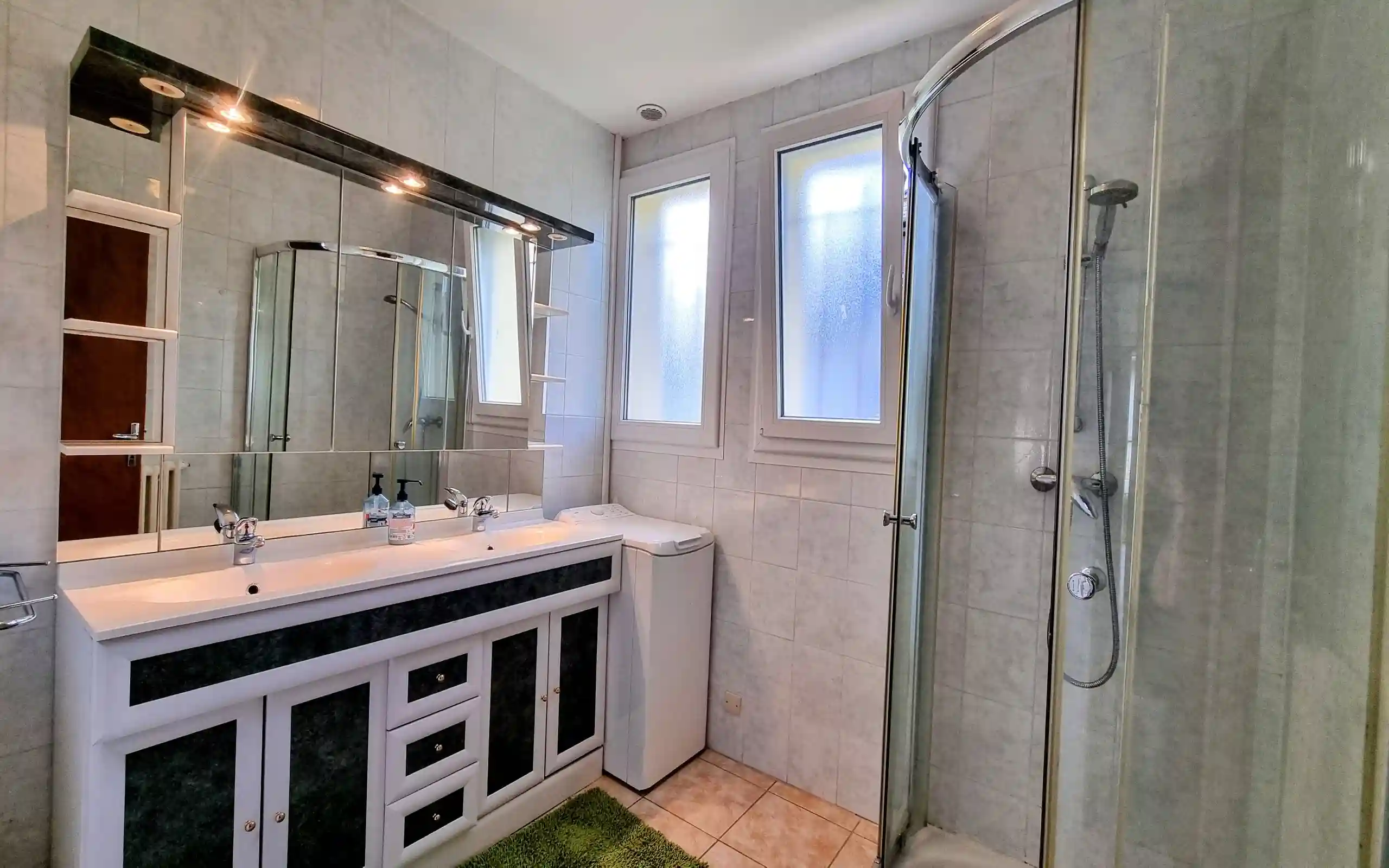 Salle d'eau avec lave-linge